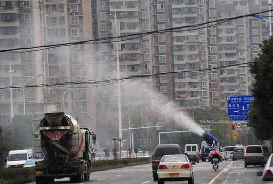 霧炮車上路扛霾圖1